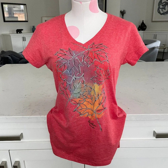 Initial Attraction SS V Nk Maple Leaf Print Poly Blend T Shirt Top Red Sz L NWOT - Picture 1 of 11